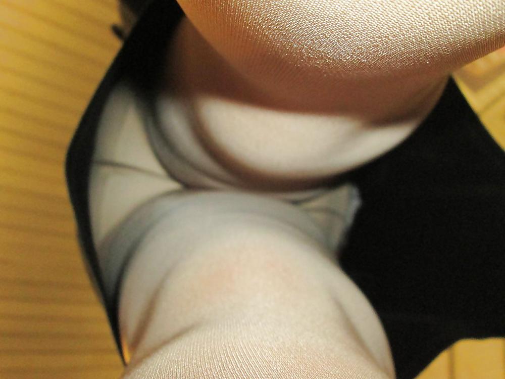25P Pantyhose upskirt