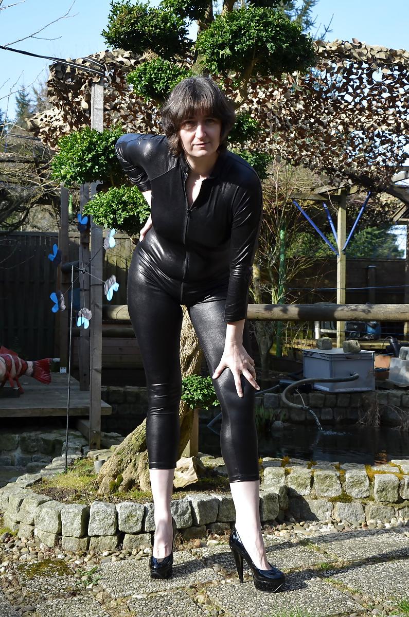 25P Outdoor im Fetischanzug