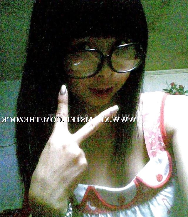 6P Vietnamese School babe with Glasses does some mirror shot