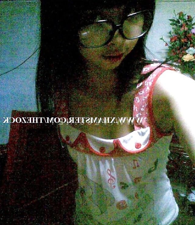 6P Vietnamese School babe with Glasses does some mirror shot