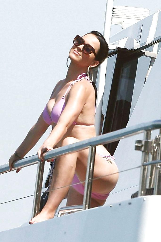 14P Katy Perry bikini boat