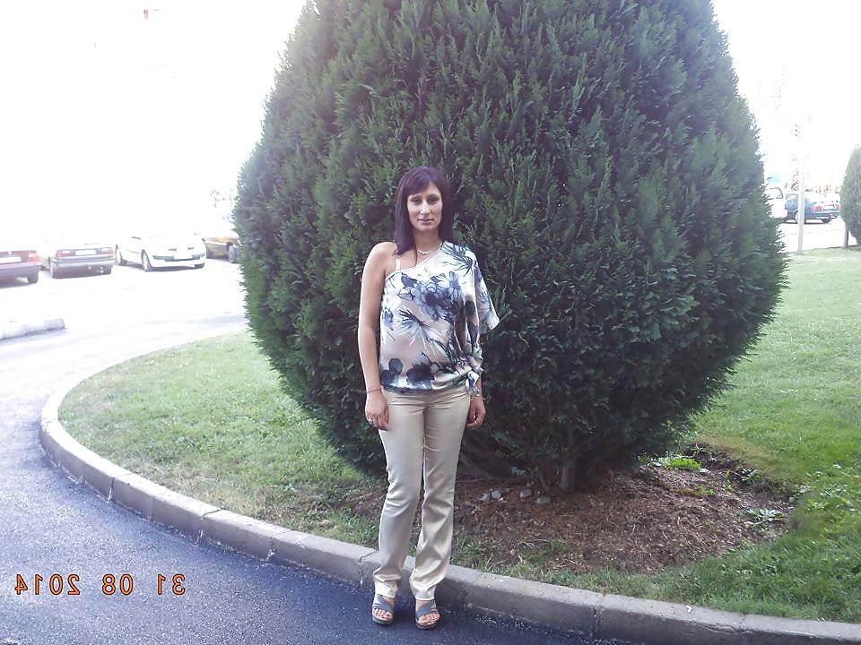 25P Very beautiful mom with a little ass