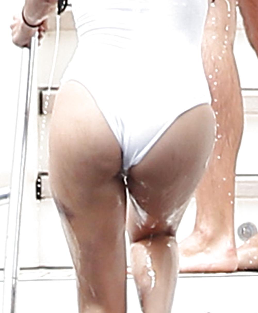 15P Selena Gomez - Perfect Ass in a Swimsuit