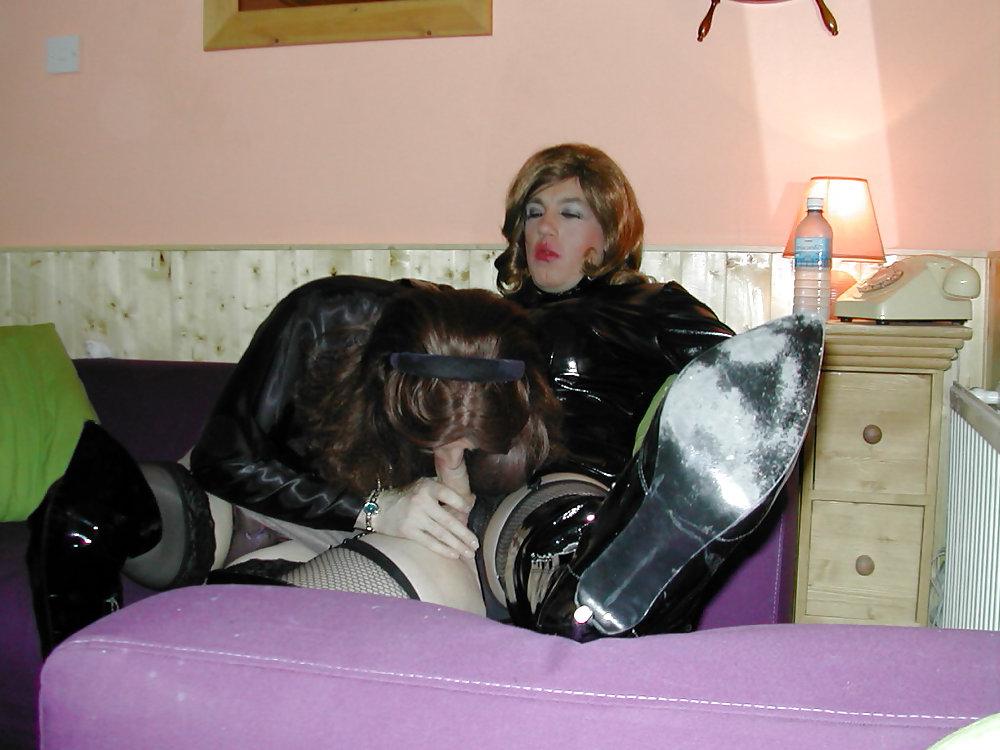 25P Four trannies in thighboots sucking cock