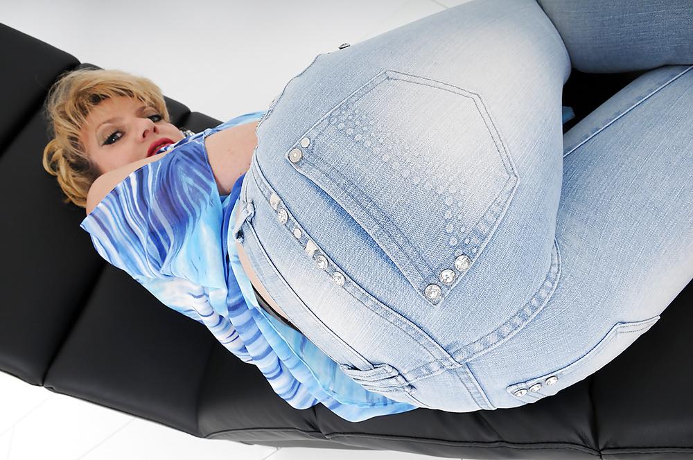 25P Blue jeans & whale tail