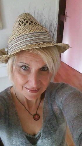 12P Mature a lunette et gros seins