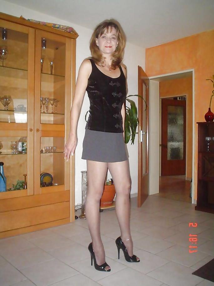 25P She's Sexy In Pantyhose!!