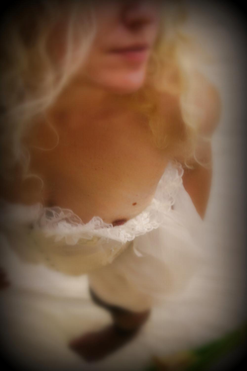 22P White corset