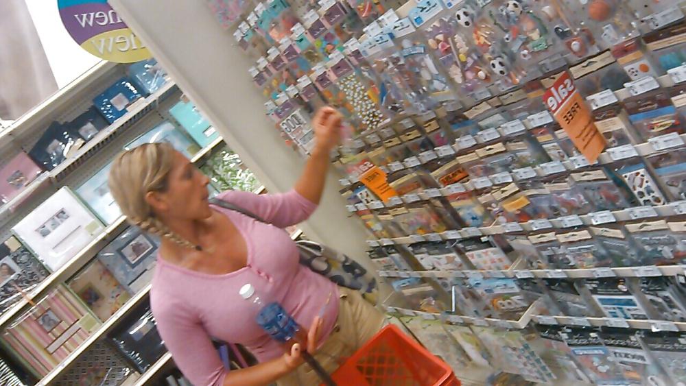 7P Candid Busty MILF Pink Shirt