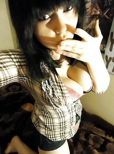 25P busty teen slut selffes