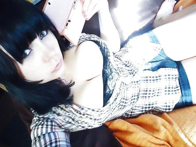 25P busty teen slut selffes
