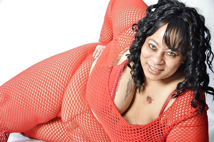 5P I WOULD WORK HER BIG ASS TO THE FULLEST