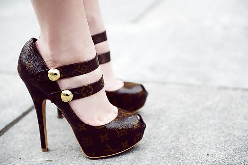 25P Fuck me shoes I like to see women wear to work and bed.