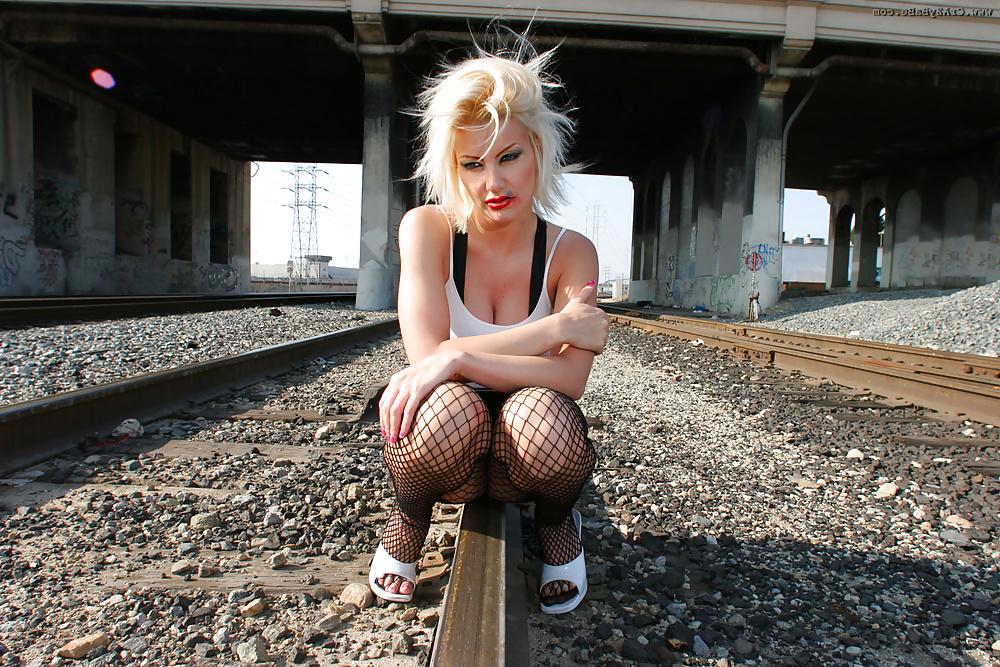16P Street hooker. Blonde trash offers her body