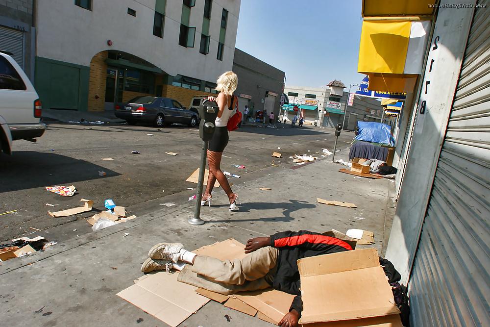 16P Street hooker. Blonde trash offers her body
