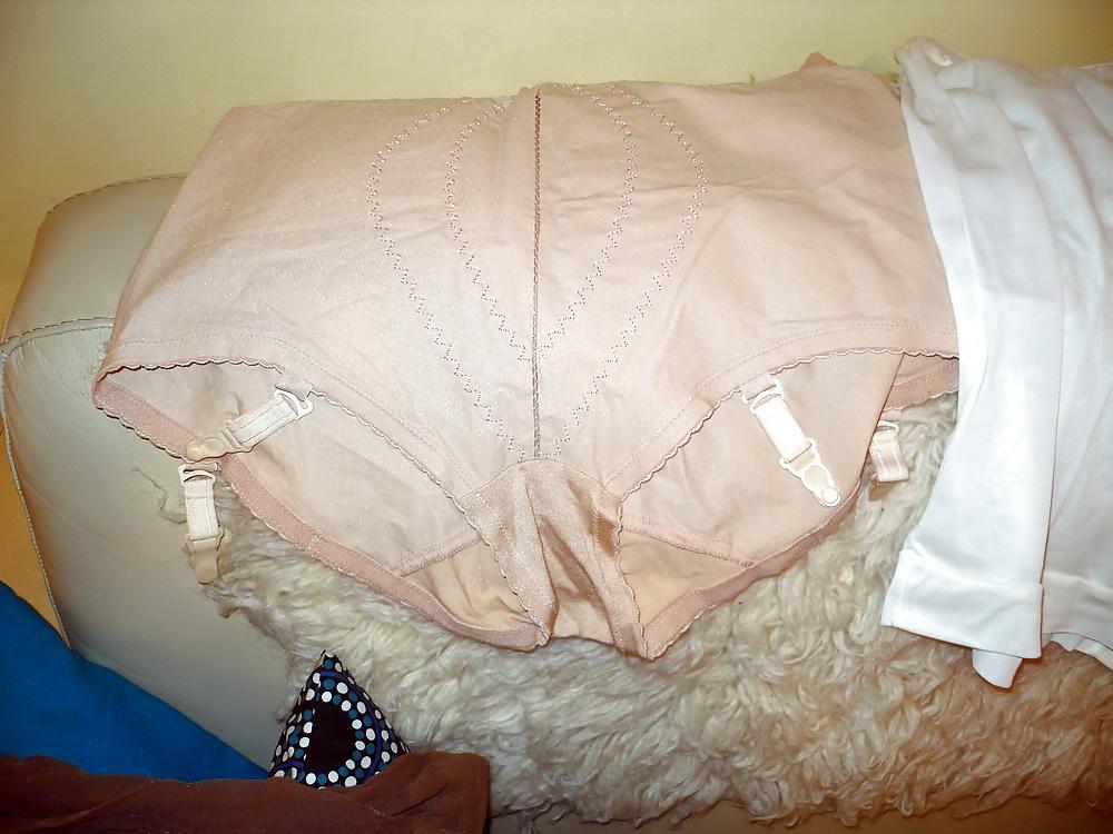 25P Pushuna's pantaloons and riped pantyhose