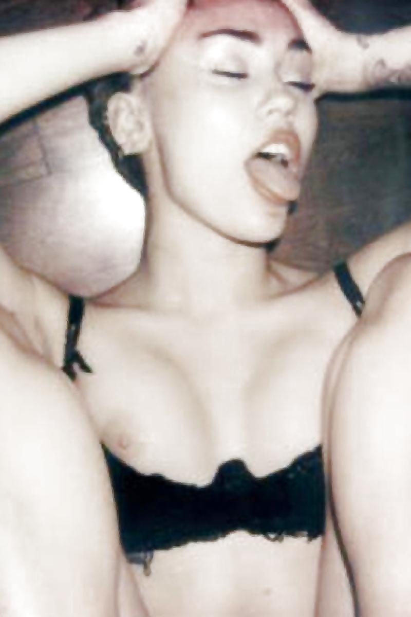 17P Miley Cyrus - Dirty Naked Slut for a Hard Fuck 