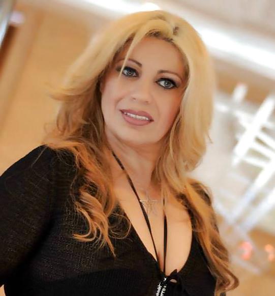 16P Vollbusige MILF-Transe