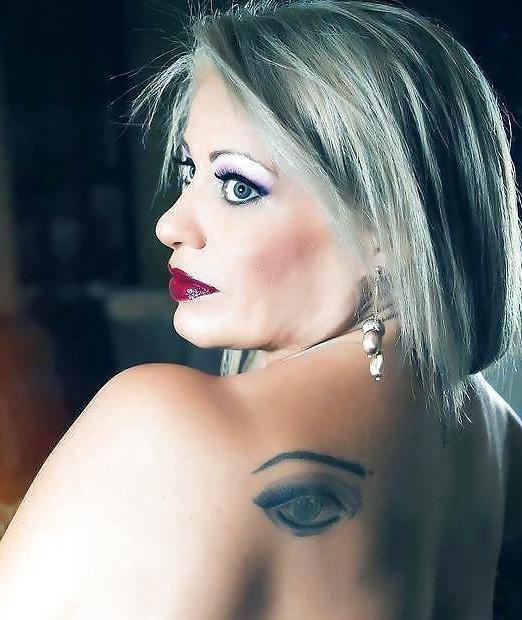 16P Vollbusige MILF-Transe