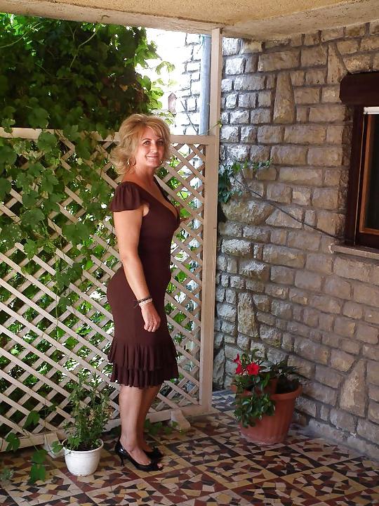 14P Busty milf.
