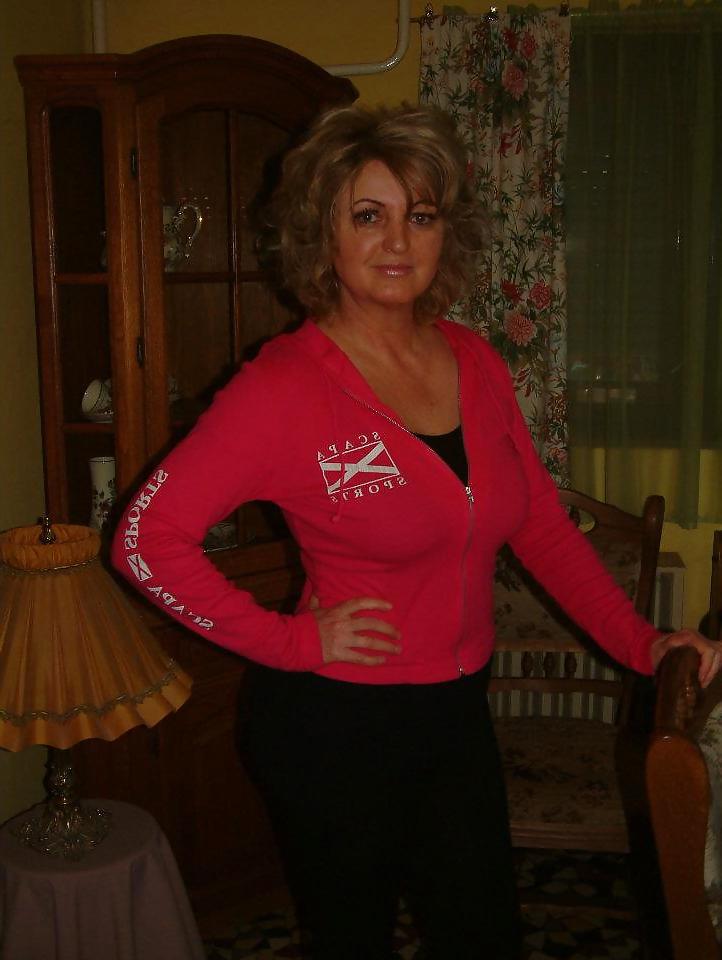 14P Busty milf.