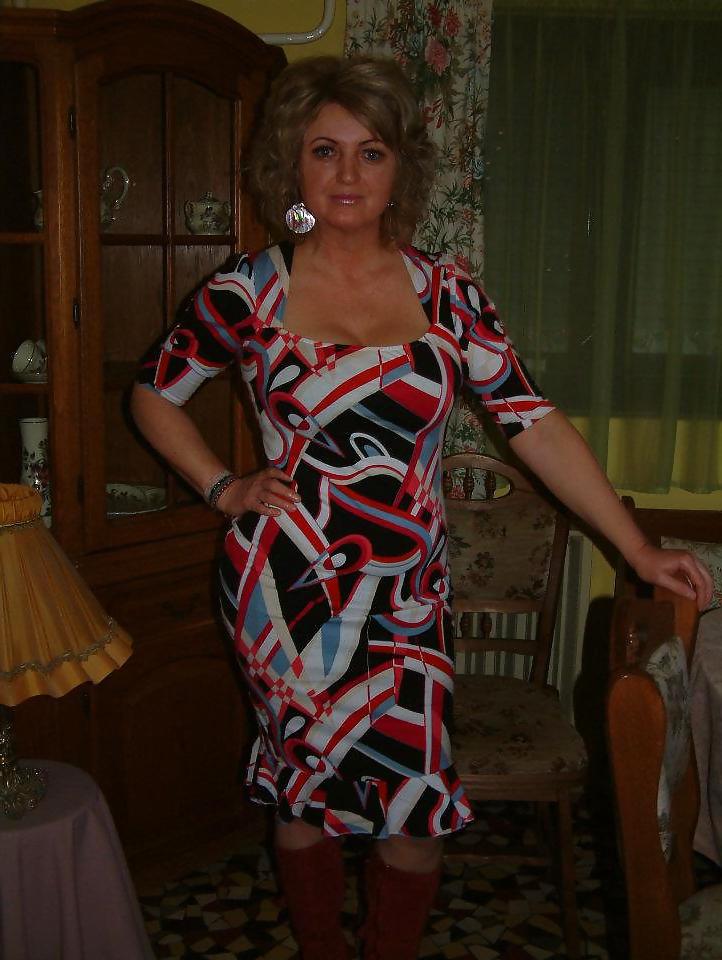 14P Busty milf.