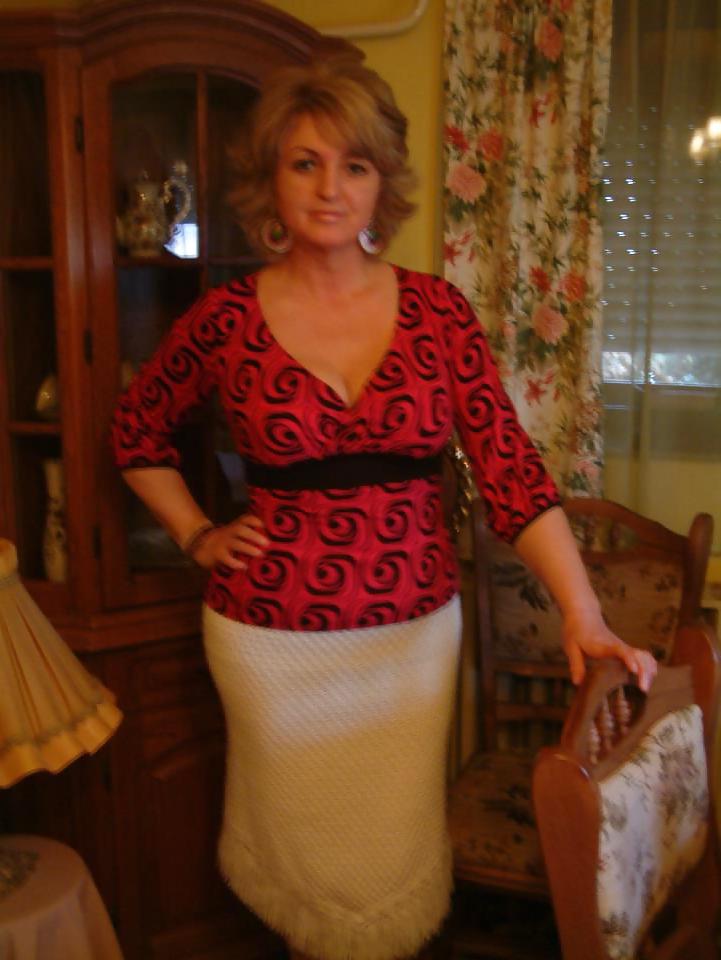14P Busty milf.