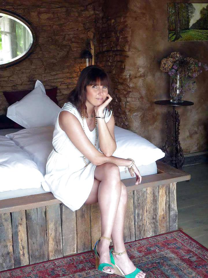 18P French MILF non nude