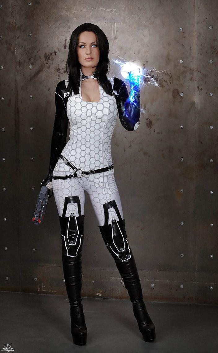 9P Cosplay-Schlampe Miranda Lawson