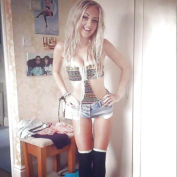 25P Sluts in little hotpants! 7