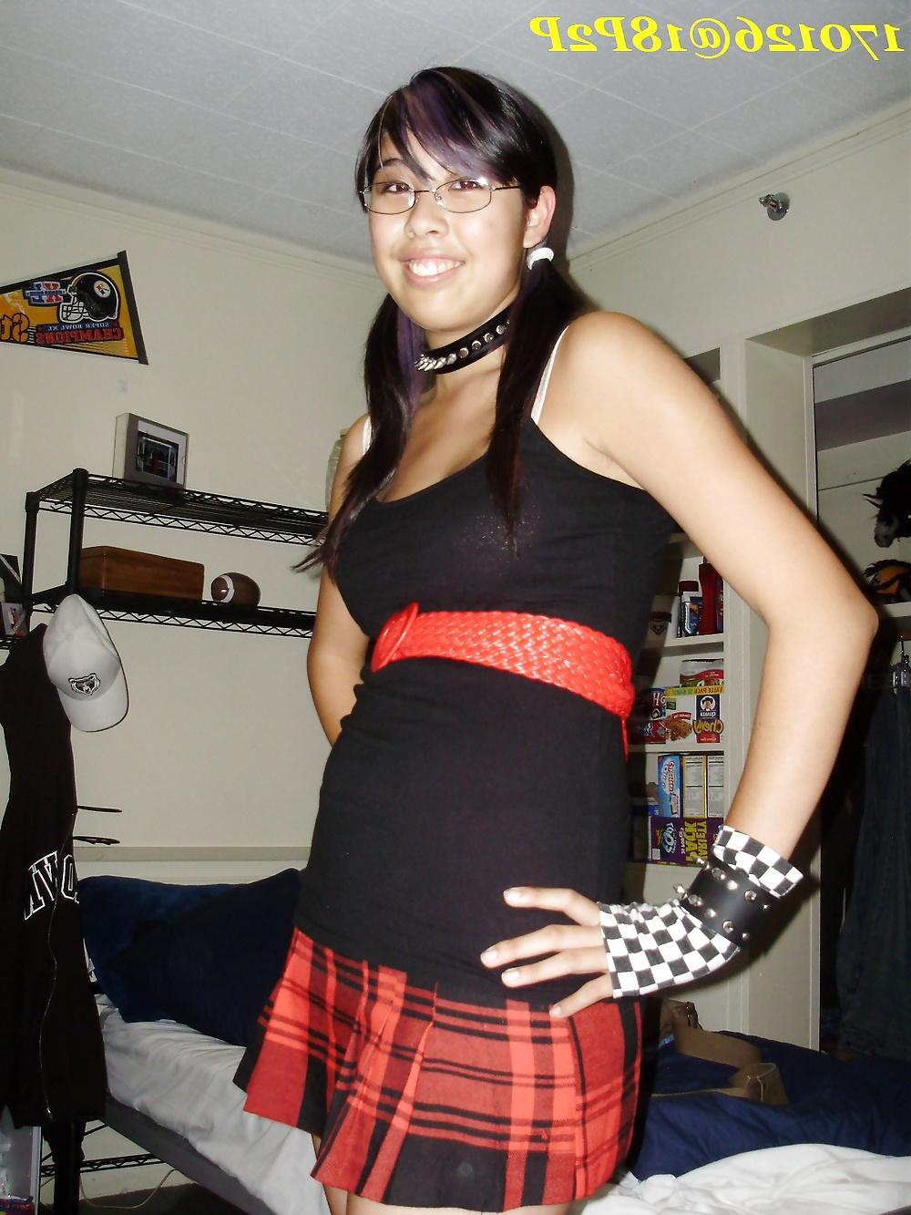 25P Viet Girl shows off her body for your boyfriend