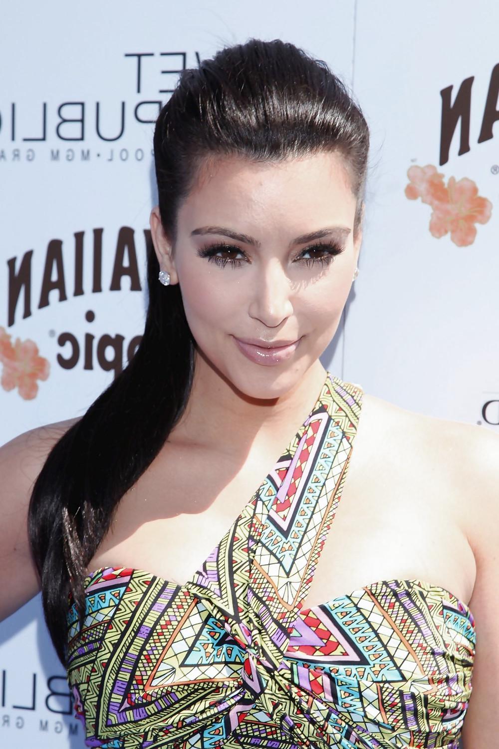 16P Kim Kardashian leggy in tight dress and heels