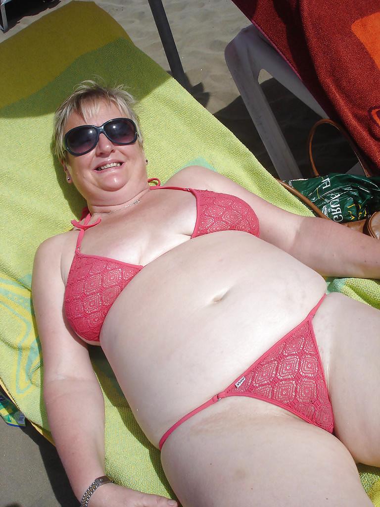 20P Older women in swimsuit 2.