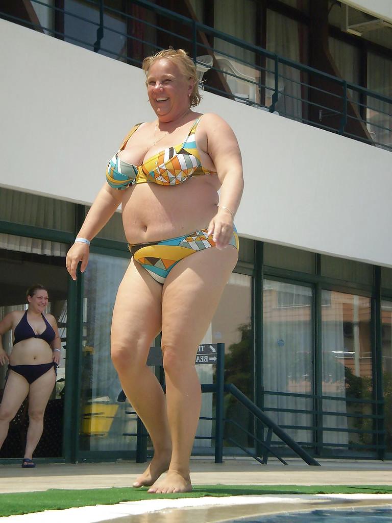 20P Older women in swimsuit 2.