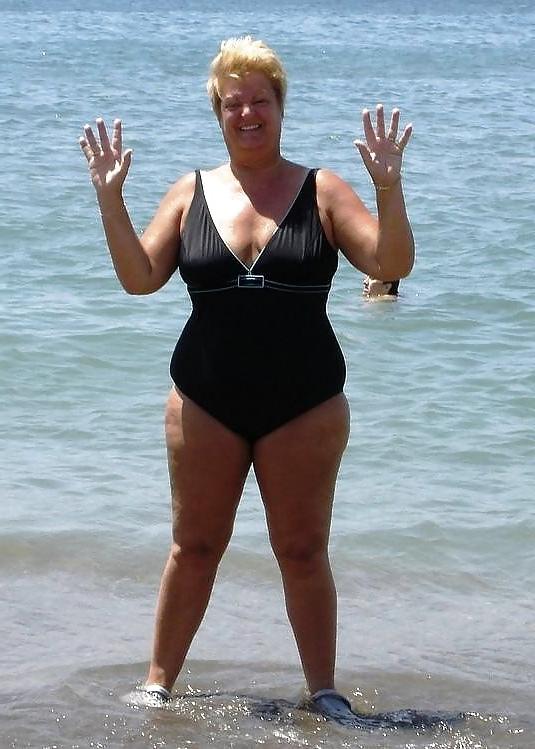 20P Older women in swimsuit 2.