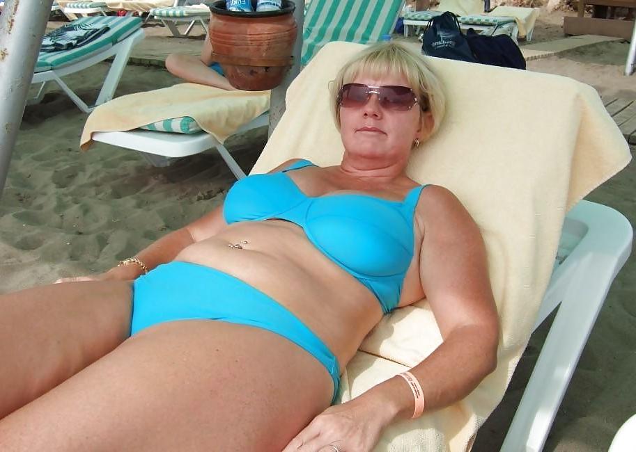20P Older women in swimsuit 2.