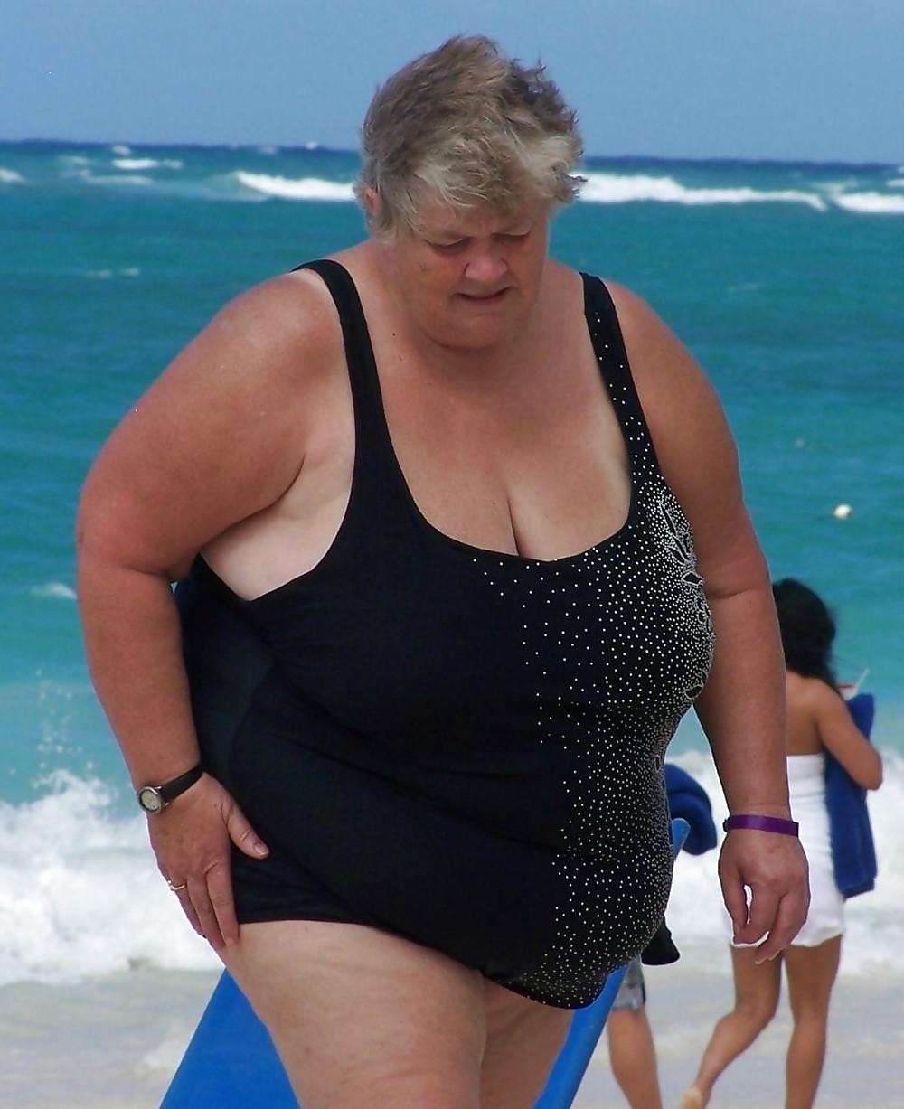 20P Older women in swimsuit 2.