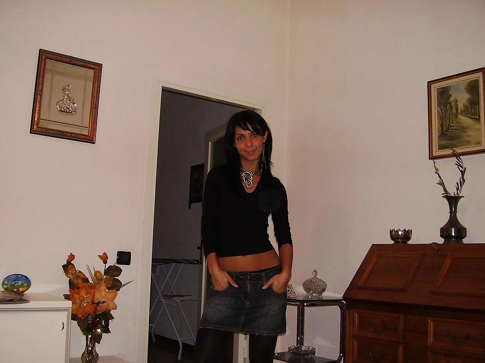 25P Wife shows her nice tanned body