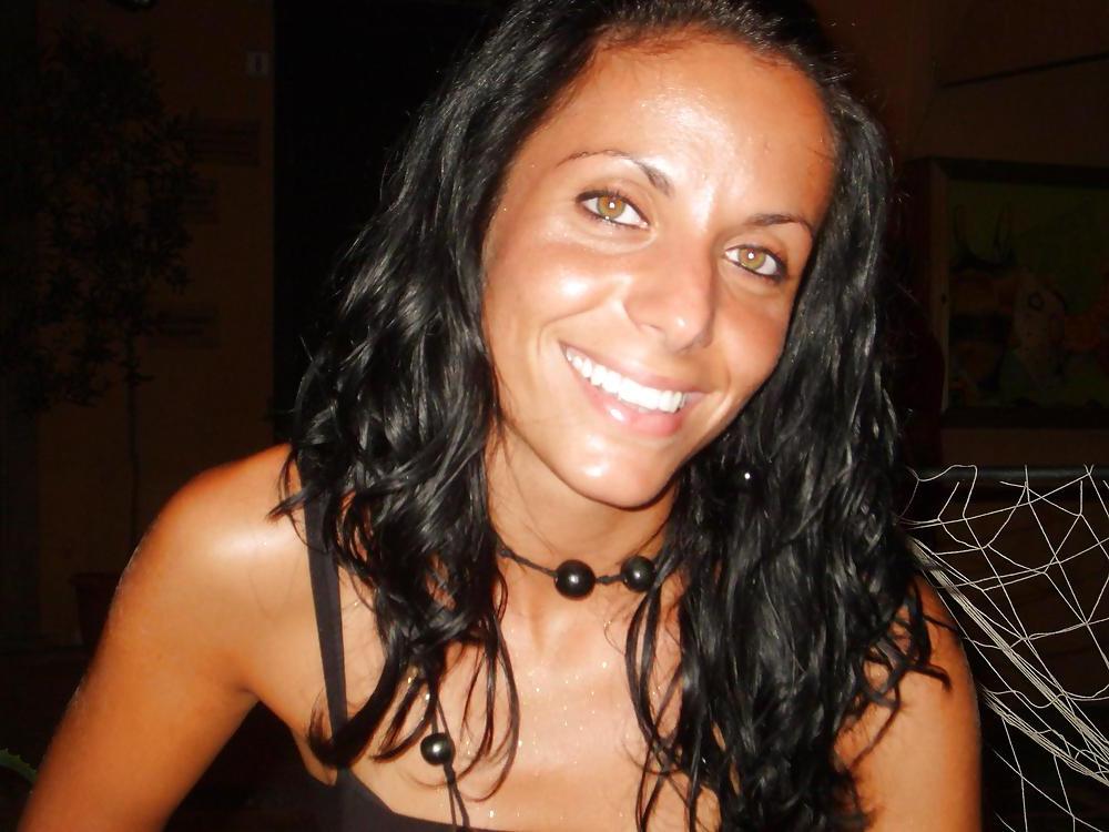25P Wife shows her nice tanned body
