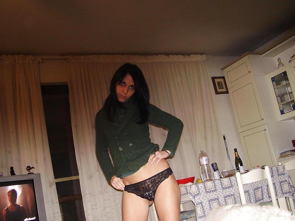25P Wife shows her nice tanned body