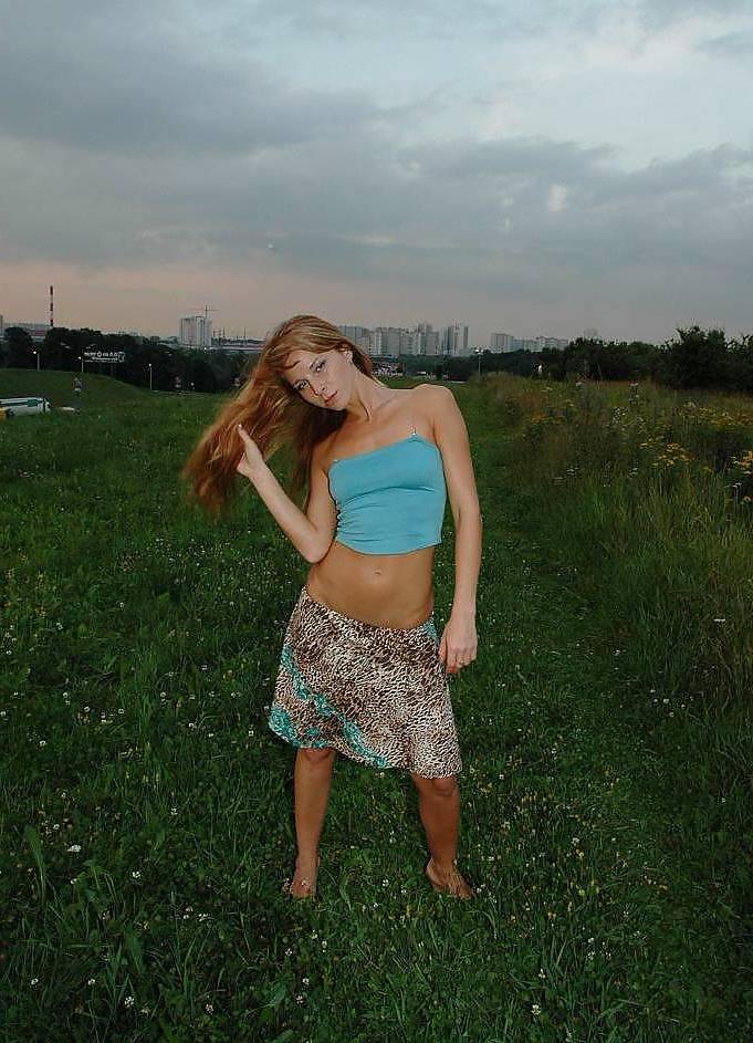 18P Blond girl dirty outdoor