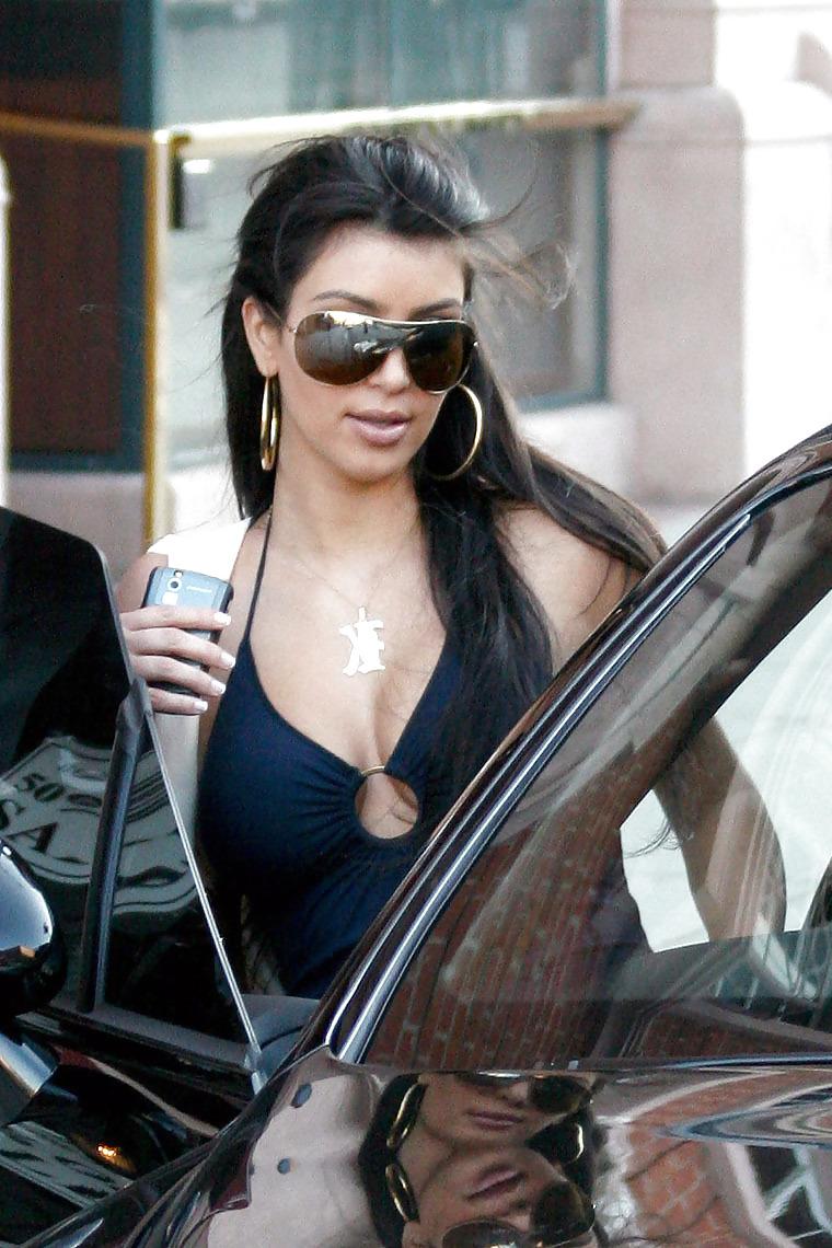 6P Kim Kardashian Very Cleavagy candids in blue dress