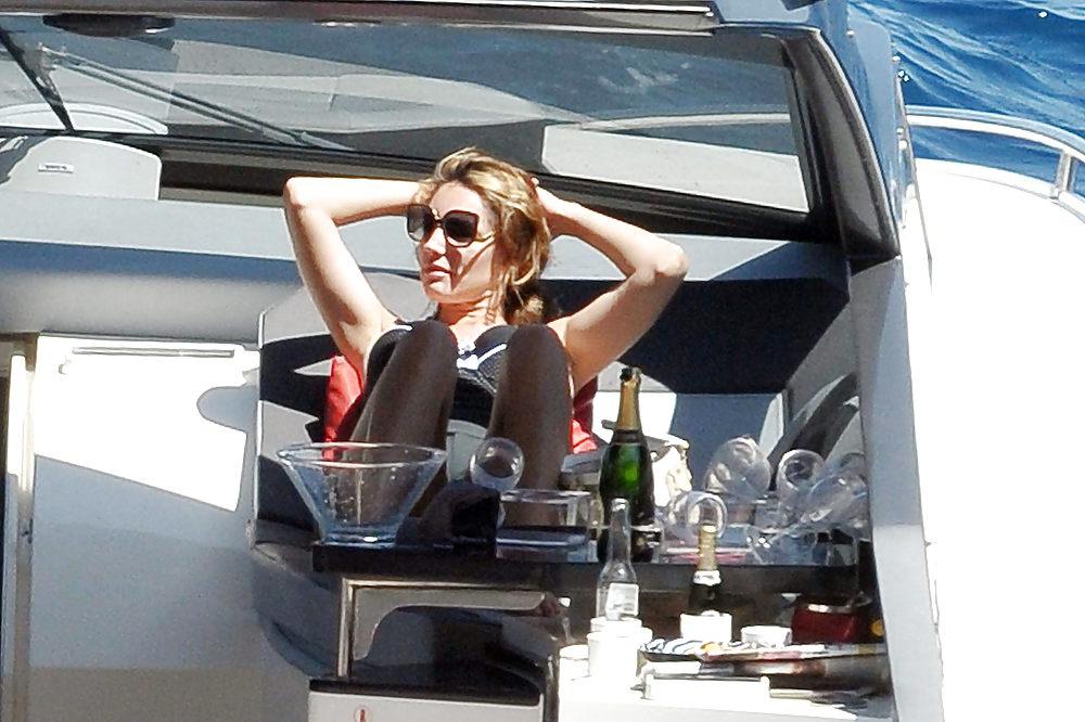 25P Kelly Brook in swimsuit on the Italian island of Ischia