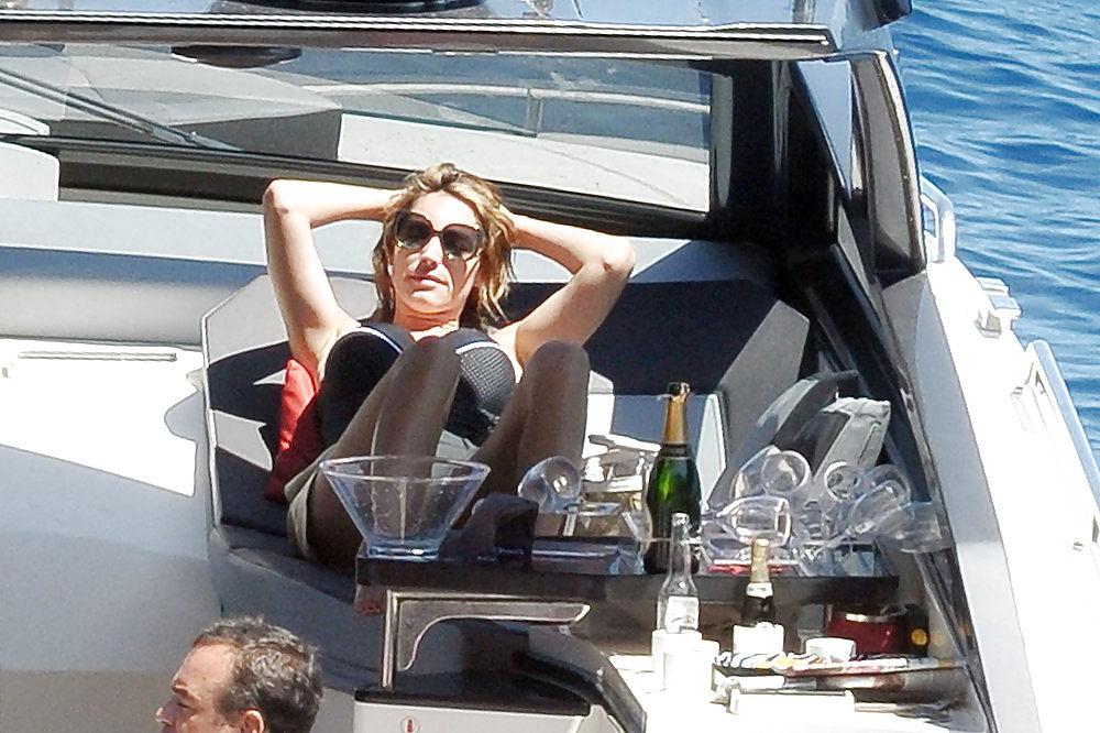 25P Kelly Brook in swimsuit on the Italian island of Ischia