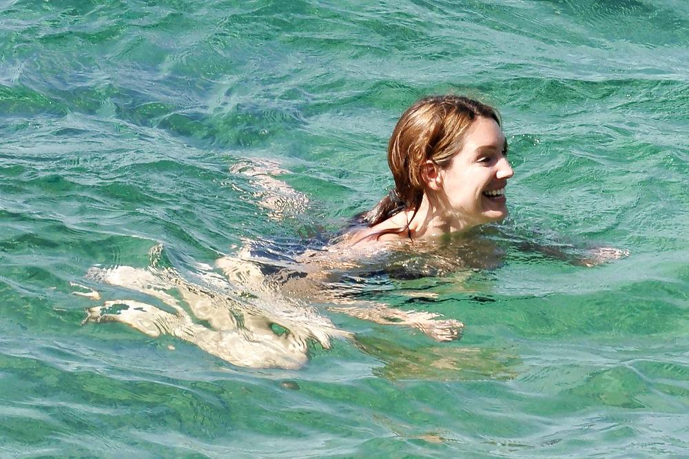 25P Kelly Brook in swimsuit on the Italian island of Ischia