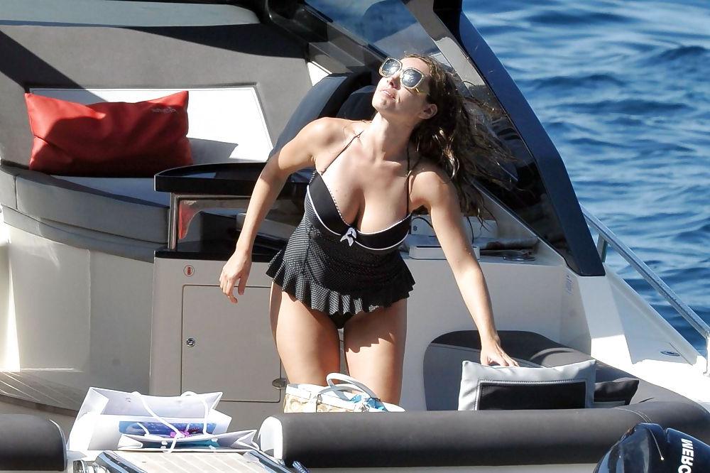 25P Kelly Brook in swimsuit on the Italian island of Ischia