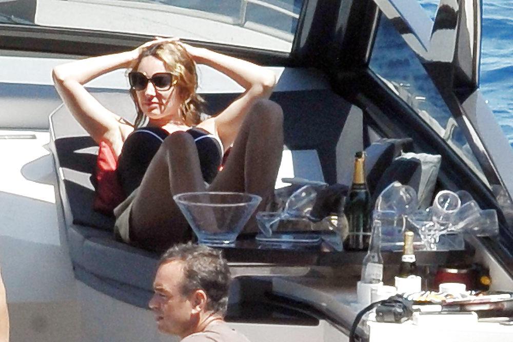 25P Kelly Brook in swimsuit on the Italian island of Ischia