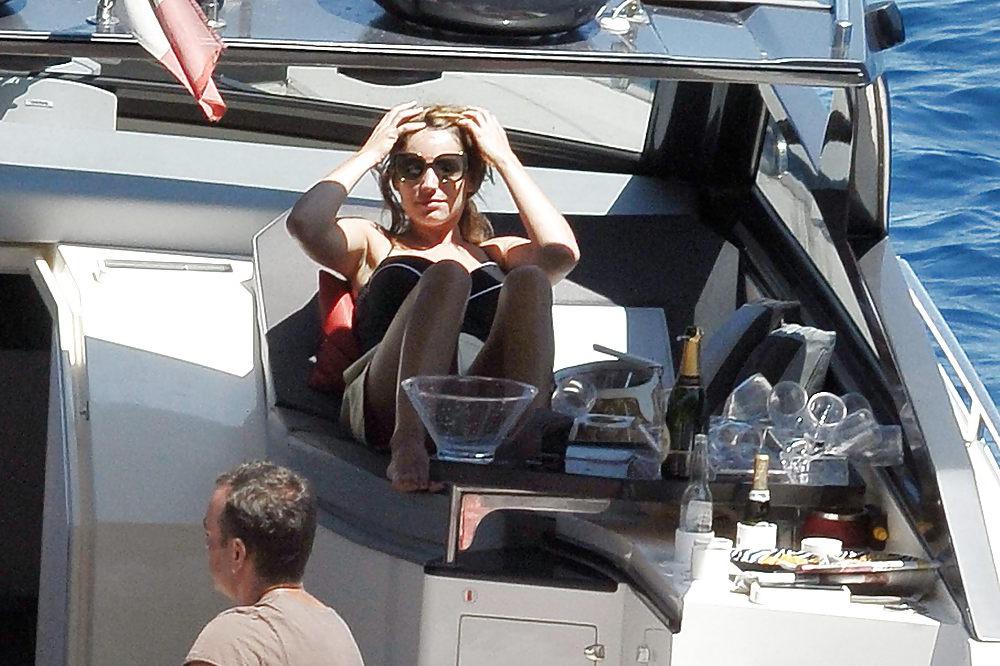 25P Kelly Brook in swimsuit on the Italian island of Ischia