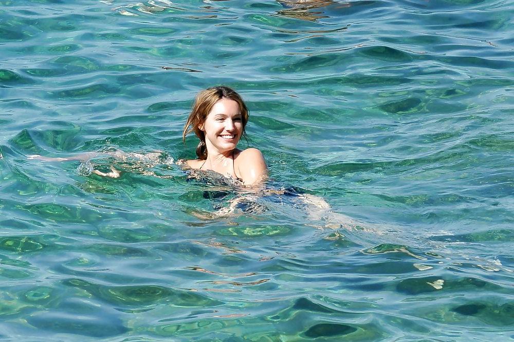 25P Kelly Brook in swimsuit on the Italian island of Ischia