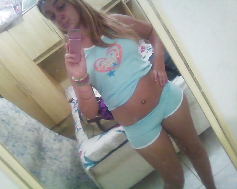 20P Hot chicks in bedroom
